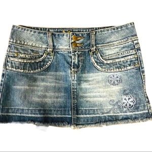 XOXO Embroidered Floral Frayed Hem Distressed Denim Jean Skirt Size 5